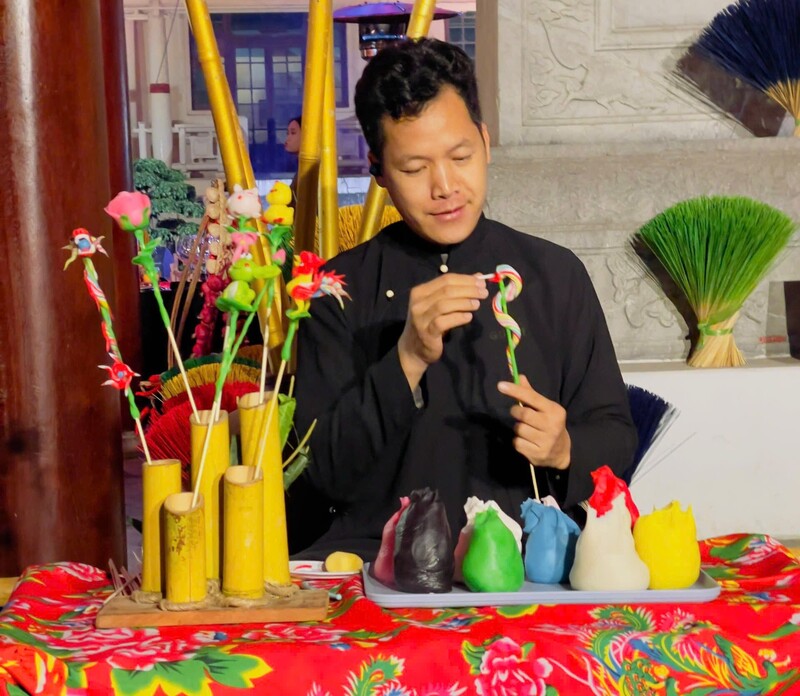 Nghệ nhân Đặng Văn Hậu bên sản phẩm tò he. Ảnh: Nhân vật cung cấp