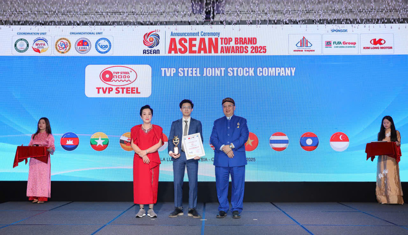 Ông Mai Trí Nhân - Phó Tổng giám đốc Công ty cổ phần Thép TVP nhận giải thưởng "Top 10 Thương hiệu uy tín hàng đầu ASEAN 2025" tại Malaysia, trong khuôn khổ Hội nghị Thượng đỉnh cấp cao ASEAN lần thứ 47 và Diễn đàn Xúc tiến Thương mại – Đầu tư Việt Nam – Malaysia 2025
