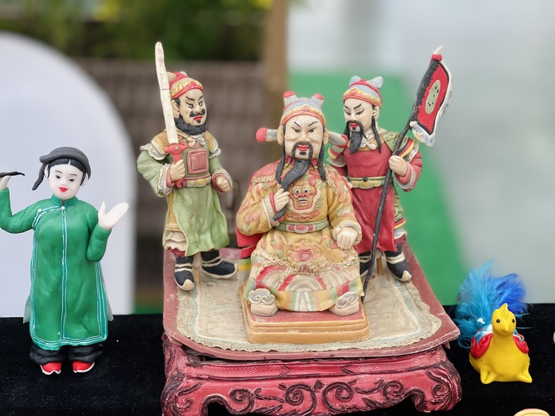 Tác phẩm tò he với tuổi đời lên đến 10 năm, vẫn giữ được màu sắc, hình ảnh sắc nét. Ảnh: Nguyễn Thanh