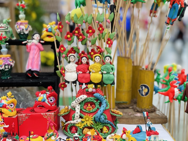 Những tác phẩm tò he mang đậm màu sắc truyền thống, dân gian. Ảnh: Nguyễn Thanh