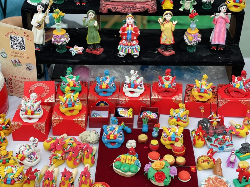 Các mẫu tò he đều gắn liền với văn hóa dân tộc cổ truyền, được nhiều các bạn trẻ đón nhận. Ảnh: Nguyễn Thanh