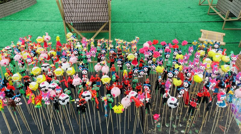 Các tác phẩm tò he đầy màu sắc gắn liền với tuổi thơ bao thế hệ tỏa sáng tại Hội chợ Mùa Thu lần thứ nhất - 2025. Ảnh: Nguyễn Thanh