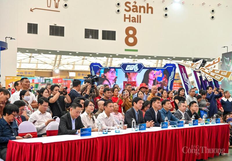 Các đại biểu tham dự buổi Lễ ký kết. Ảnh: Nam Nguyễn