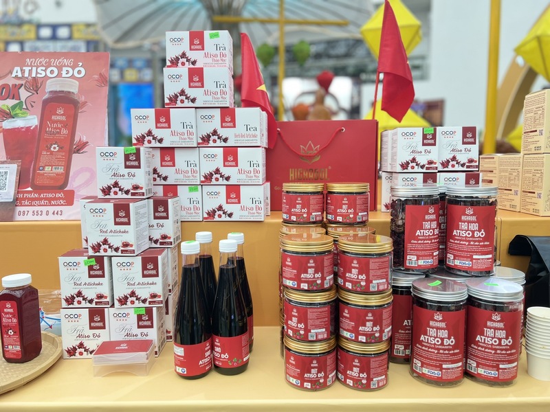 Sản phẩm trà Atiso giới thiệu tại hội chợ.