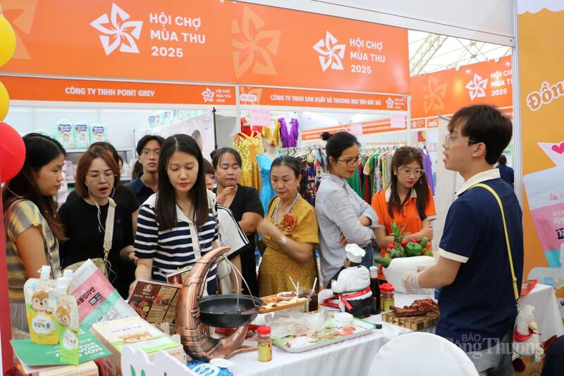 Gian hàng của Hwin Group có doanh thu đạt từ 120-150 triệu đồng/ngày. Ảnh: Phong Lâm