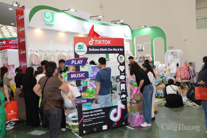 Gian hàng của Dkoma thu hút sự quan tâm của nhiều người tiêu dùng. Ảnh: Phong Lâm