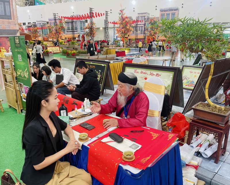 Việc đưa thư pháp vào không gian Hội chợ Mùa Thu lần thứ nhất - 2025 chính là cách kết nối truyền thống với hiện đại, giúp nghệ thuật dân gian không bị tách biệt. Ảnh: Nguyễn Thanh