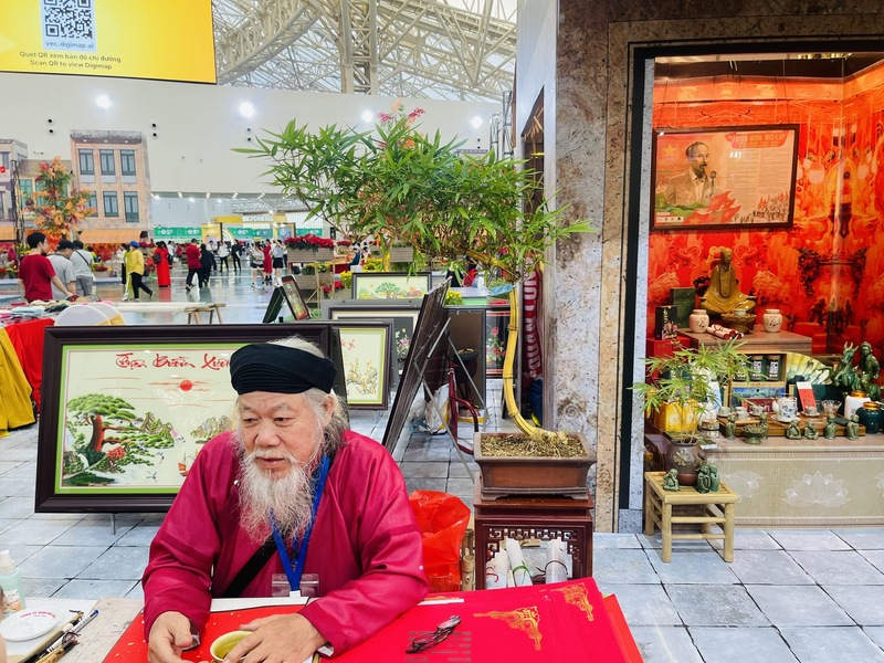 Thầy đồ Nguyễn Tiến Đạt trò chuyện về việc giữ gìn văn hóa cổ truyền trong xã hội phát triển. Ảnh: Nguyễn Thanh