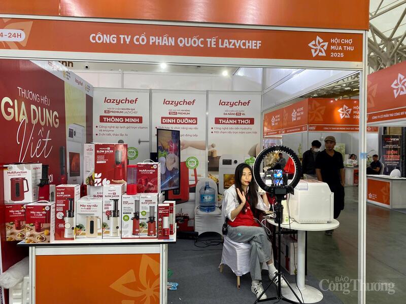Nhiều doanh nghiệp kết hợp giữa mô hình hội chợ truyền thống và hội chợ online ngay trong khuôn khổ Hội chợ Mùa Thu lần thứ nhất - 2025.