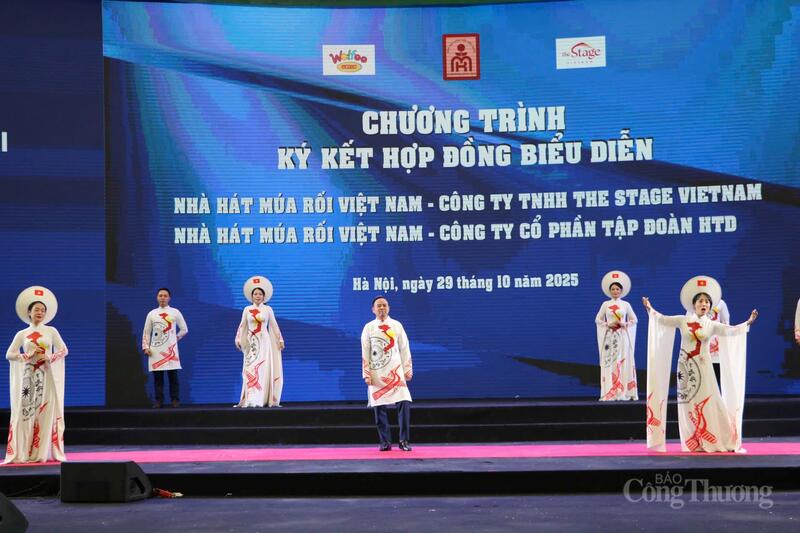 Tiết mục do nghệ sĩ Nguyễn Văn Đáng và đồng nghiệp biểu diễn tại Hội chợ Mùa Thu lần thứ nhất - 2025. Ảnh: Phong Lâm