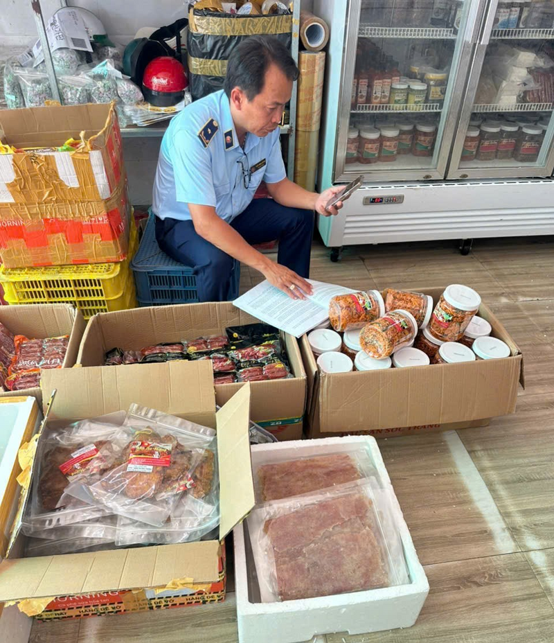 Lực lượng Quản lý thị trường tỉnh Cà Mau phát hiện 118 kg hàng hóa là thực phẩm đóng gói đông lạnh không rõ nguồn gốc, xuất xứ. Ảnh: QLTT Cà Mau