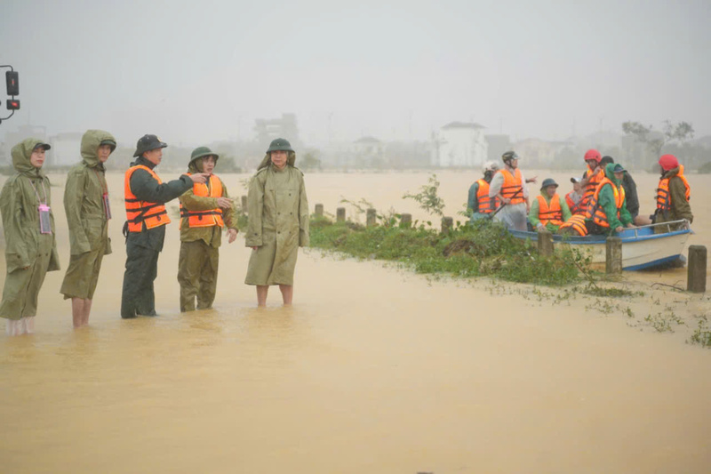 Lãnh đạo thành phố Huế trực tiếp chỉ đạo lực lượng chức năng tích cực tìm kiếm những người không may bị đuối nước trong lũ. Ảnh: Nguyễn Tuấn