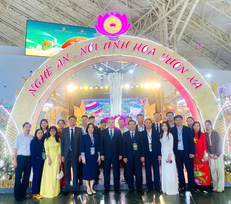 Lãnh đạo tỉnh Nghệ An cùng đại diện sở, ngành, doanh nghiệp, hợp tác xã trong tỉnh tham gia Hội chợ Mùa Thu lần thứ nhất - 2025.