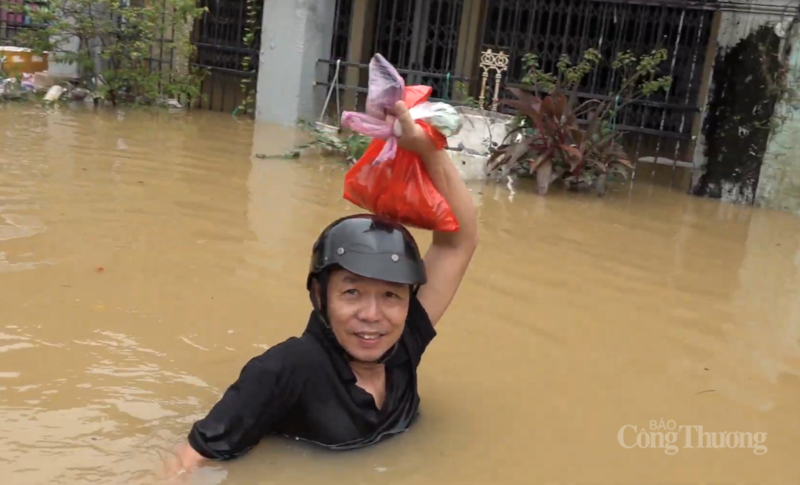 Có người dân mạo hiểm lội nước để ra lấy đồ người thân gửi