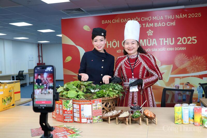 TikToker Ngọc Bambo và Nghệ nhân ẩm thực Nguyễn Thị Hồng Yến -Chủ nhà hàng Gỏi lá Yến Vi tại buổi livestream vào ngày 30/10.