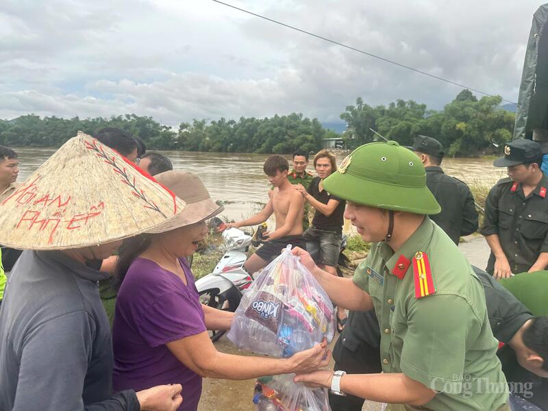Các chiến sĩ công an trao tận tay người dân các túi an sinh