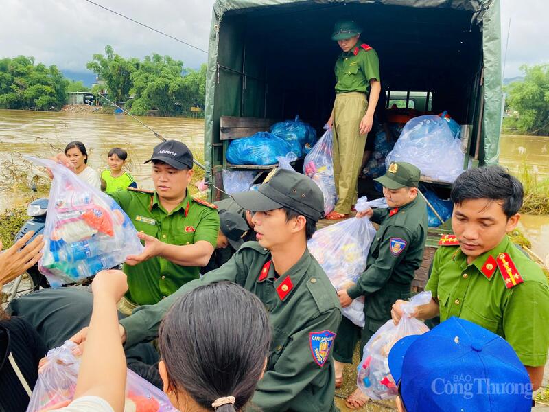 Chiều 30/10, đội thanh niên tình nguyện Công an TP. Đà Nẵng mang theo hơn 1.700 túi an sinh đã có mặt tại các xã bị cô lập bởi nước lũ.