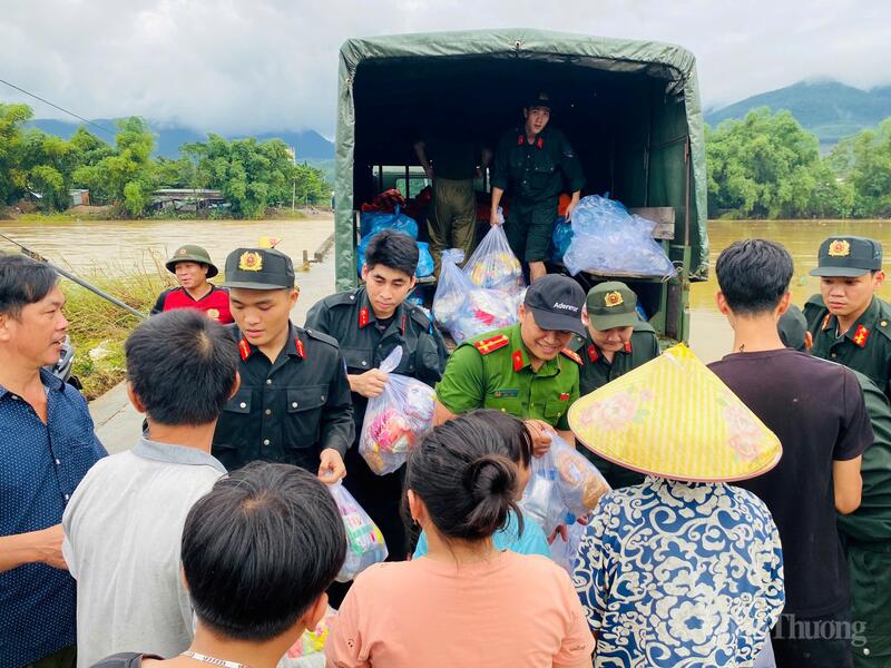 1.700 túi an sinh được trao đến xã Thượng Đức (hơn 1.000 suất) và xã Vu Gia (700 suất)