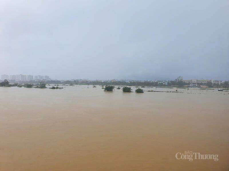 Người dân TP. Đà Nẵng chịu thiệt hại nặng nề bởi đợt mưa lũ kéo dài từ 25/10 đến nay.