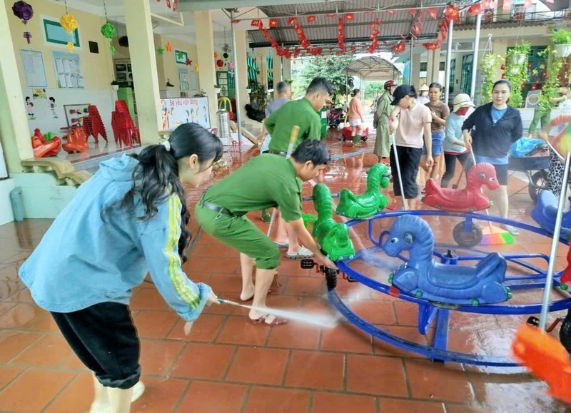 Công an phường Phong Thái hỗ trợ dọn dẹp vệ sinh sau lũ  tại Trường mần non Phong An 1. Ảnh: Nguyễn Tuấn