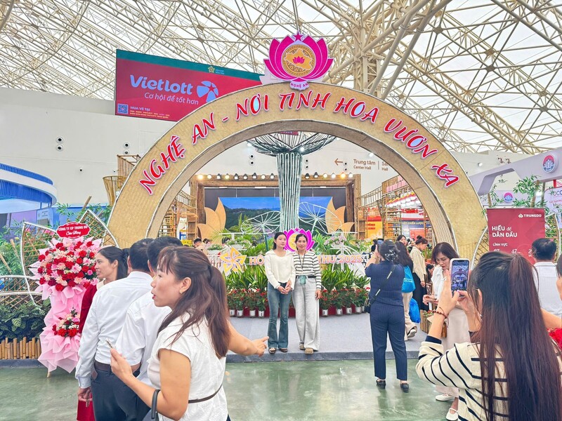 Biểu tượng hoa sen cùng tông màu hồng của hoa sen được lựa chọn làm điểm nhấn cho gian hàng của Nghệ An.