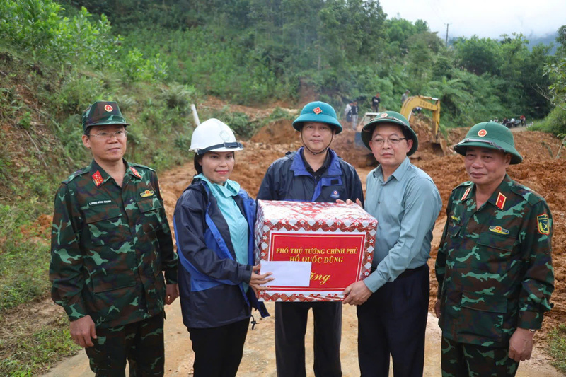 Phó Thủ tướng động viên và tặng quà người dân tổ 5 (thôn Trà Xanh, xã Thanh Bồng). Ảnh: Tuệ Lâm