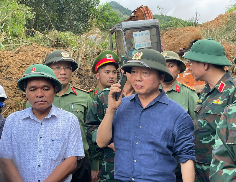 Sau khi nắm bắt tình hình, Phó Thủ tướng đã gọi điện cho lực lượng chức năng và người dân đang bị cô lập ở xã Sơn Tây. Ảnh: Cường Phạm