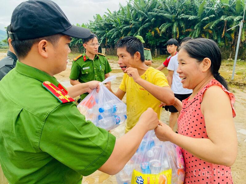 Niềm vui của người dân vùng lũ Thượng Đức, rốn lũ của TP. Đà Nẵng, bị chia cắt, cô lập bởi mưa lũ