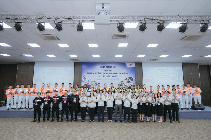 Tập thể các thí sinh tại vòng Chung kết Hội thi Nhân viên dịch vụ khách hàng xuất sắc 2025.