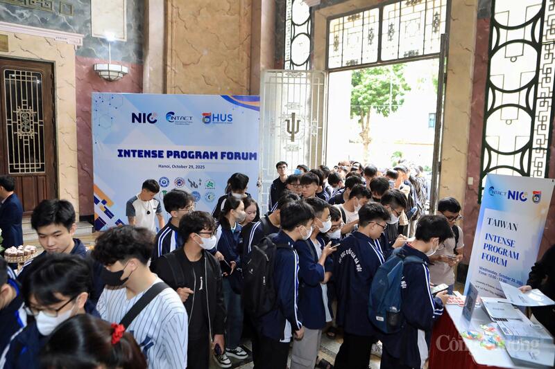 Thời kỳ dân số vàng đang tạo lợi thế cho Việt Nam trong phát triển ngành bán dẫn. Ảnh: NH