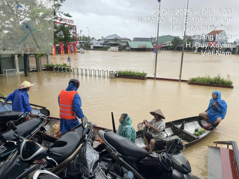 Đội Quản lý điện Duy Xuyên mở rộng không gian tiếp nhận, gửi xe miễn phí cho người dân. (Ảnh ĐQLDX)