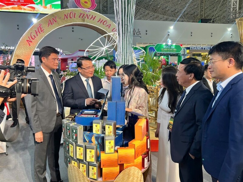 Phó Chủ tịch tỉnh Nghệ An Phùng Thành Vinh và các lãnh đạo sở, ban, ngành tham quan gian hàng.