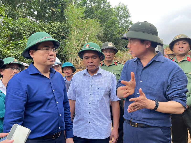 Phó Thủ tướng yêu cầu chính quyền địa phương huy động lực lượng vũ trang và thêm các phương tiện để khắc phục điểm sạt lở, đảm bảo lưu thông được trong ngày 31/10. Ảnh: Cường Phạm