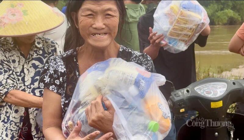 Mỗi túi an sinh gồm bánh, sữa, nước uống.... cùng một số nhu yếu phẩm thiết yếu