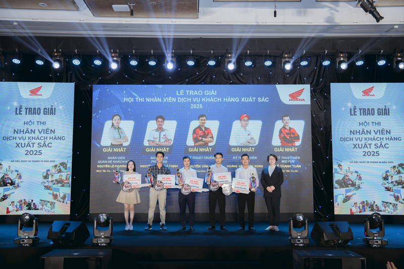 Ban tổ chức trao giải Nhất tại các hạng mục