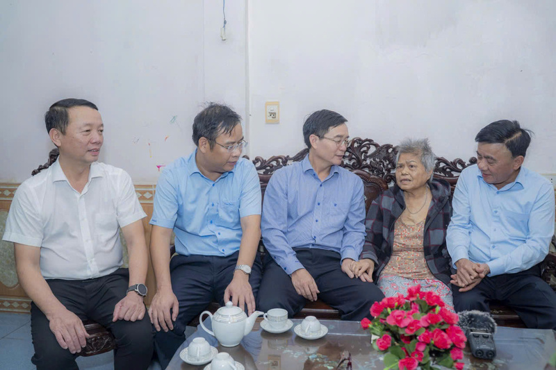 Thường trực Ban Bí thư Trần Cẩm Tú thăm hỏi ân cần bà Vũ Thị Hồng Huế. Ảnh: Nguyễn Tuấn