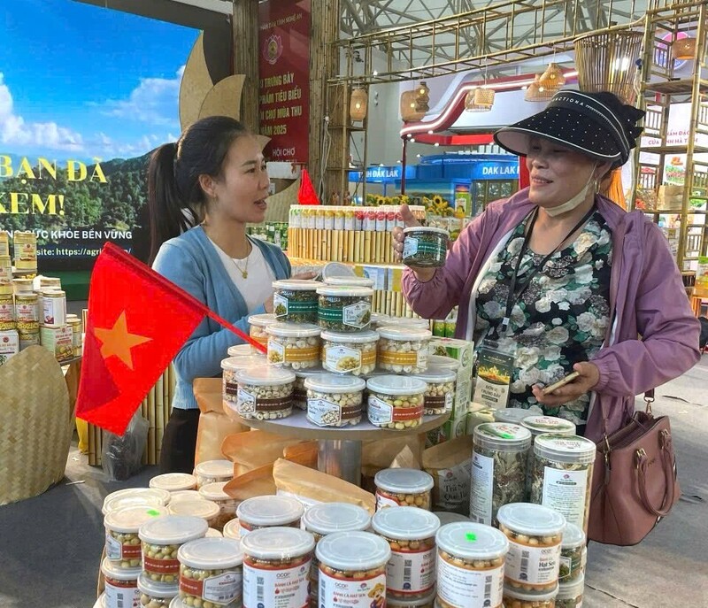 Du khách tìm hiểu các sản phẩm từ sen của HTX nông nghiệp Sen Quê Bác.