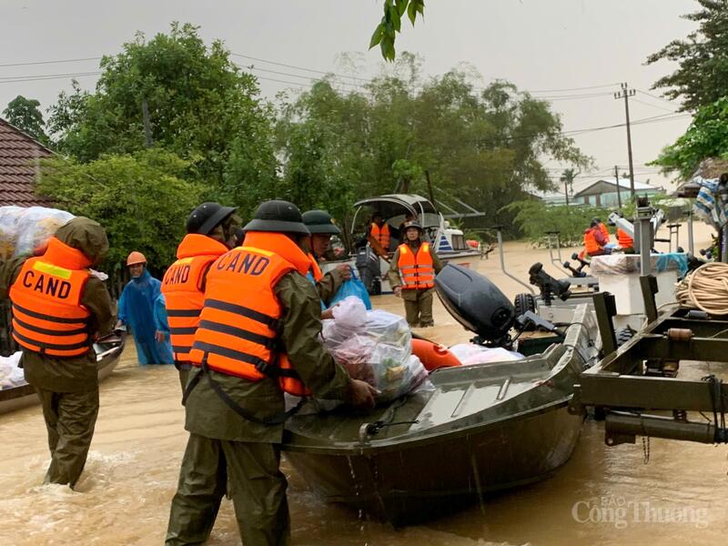 Tuổi trẻ công an TP. Đà Nẵng đội mưa, vượt lũ lớn mang những phần quà và niềm vui đến với người dân.