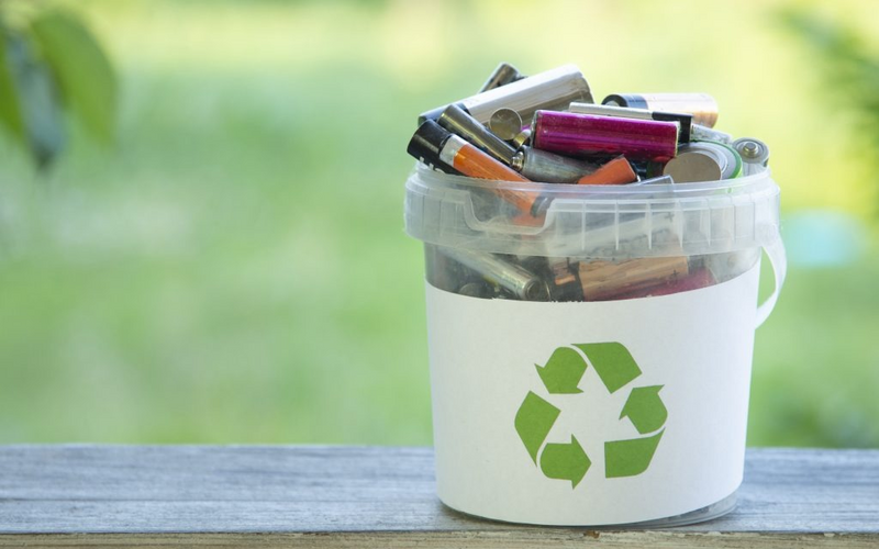 Xử lý pin cũ như thế nào để không gây hại đến môi trường cũng là vấn đề cần quan tâm (Nguồn ảnh: Eco Actions)