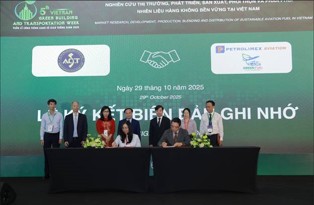 Ông Nguyễn Văn Học - Tổng Giám đốc ký kết Biên bản ghi nhớ tại sự kiện