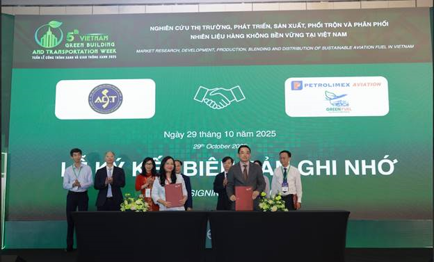 Petrolimex Aviation ký kết Biên bản ghi nhớ với Học viện Chiến lược, bồi dưỡng cán bộ xây dựng tại Tuần lễ giao thông xanh 2025