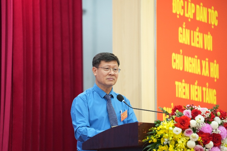 Đồng chí Phạm Xuân Toàn - Chủ tịch Công đoàn phát biểu tại Đại hội