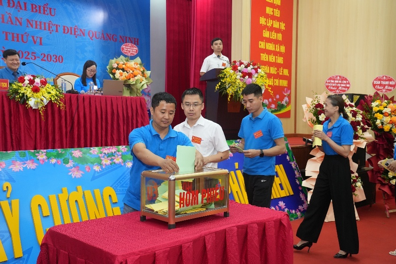 Đại biểu bỏ phiếu bầu BCH Công đoàn Công ty khóa mới