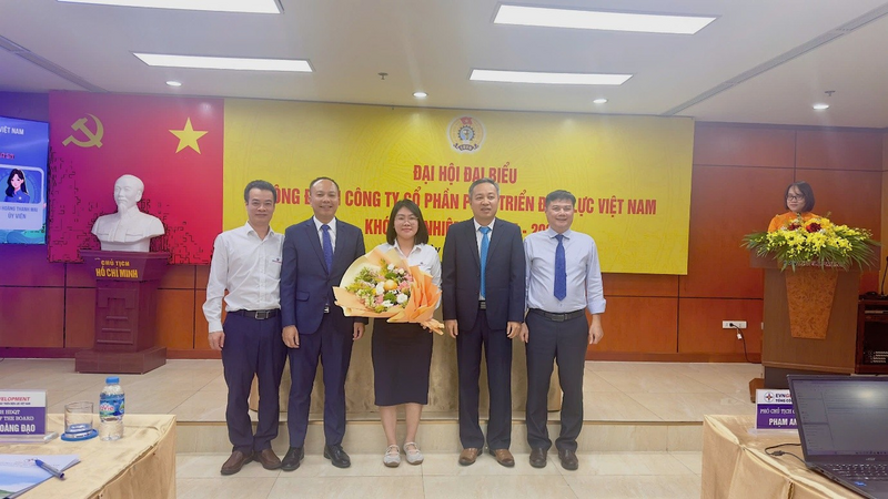 Đồng chí Phạm Anh Văn – Phó Chủ tịch Công đoàn EVNGENCO1 và đồng chí Phạm Đình Lê – Phó TGĐ VNPD tặng hoa chúc mừng ban chấp hành Công đoàn mới.