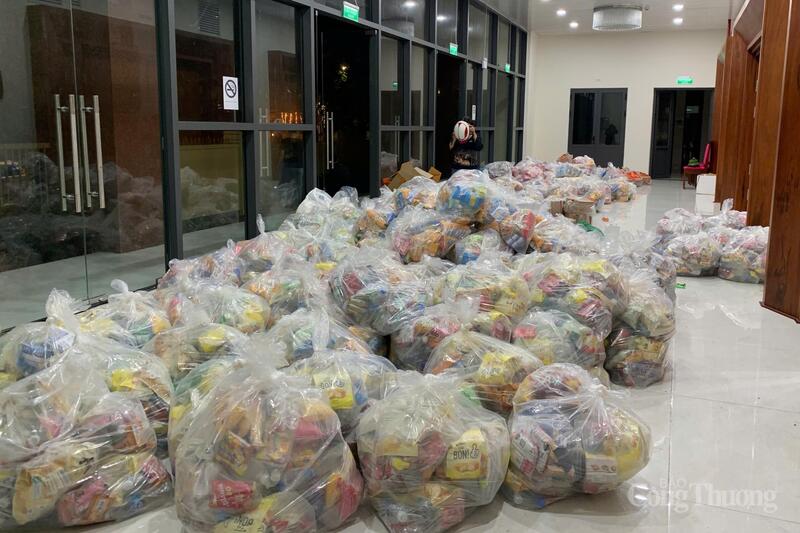 Ngoài ra, sáng mai (31/10), 3.000 túi an sinh khác sẽ được đưa đến tay người dân xã Quế Lộc, Quế Phước