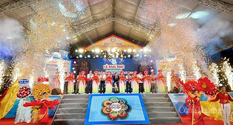 Lễ cắt băng khai mạc Hội chợ xúc tiến thương mại sản phẩm OCOP và đặc sản vùng miền năm 2025 tại TP. Cần Thơ. Ảnh: Khánh Ngọc