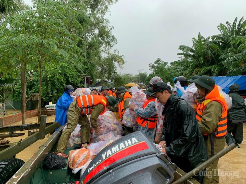 Do các xã đang còn ngập sâu trong nước, các chiến sĩ công an phải sử dụng xuồng, ghe để đưa lương thực, thực phẩm đến với người dân