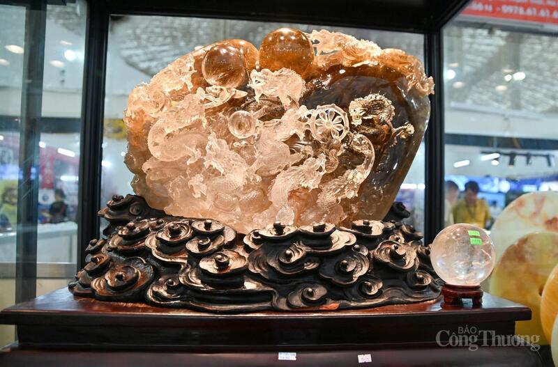 "Cửu Long Tranh Châu" được chế tác từ thạch anh tóc vàng, có giá trị 10 tỷ đồng.