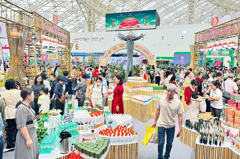 Đông đảo du khách tham quan, mua sắm tại gian hàng của tỉnh Nghệ An