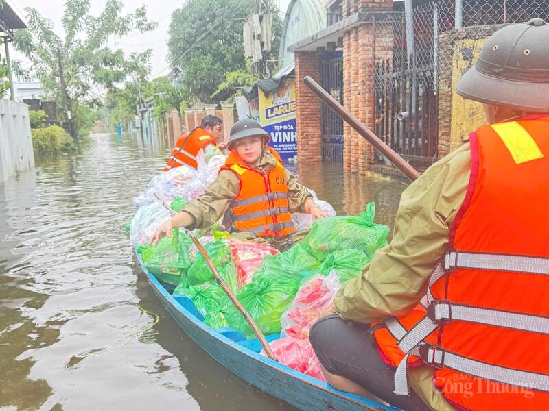 Dùng ghe đưa lương thực, thực phẩm vào những ngõ hẻm nhỏ